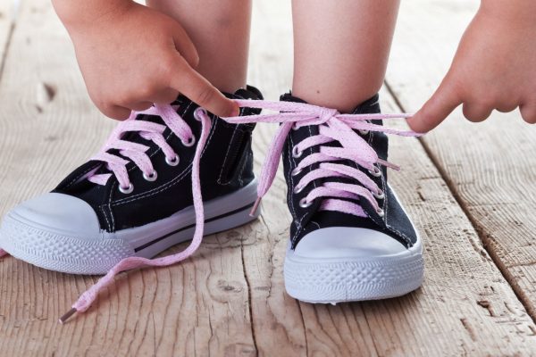 how to teach a child to tie laces